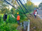 Truk Muat Batu Gamping Tabrak Tiang Listrik
