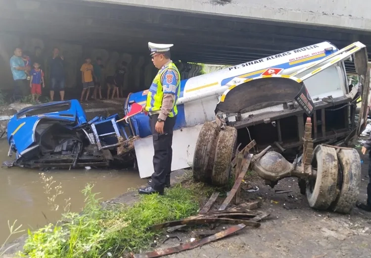 Truk Tangki Terjun Sungai, Sopir Diduga Mengantuk