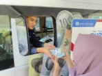 Warga Tulungagung Serbu Mobil Penukaran Uang BI