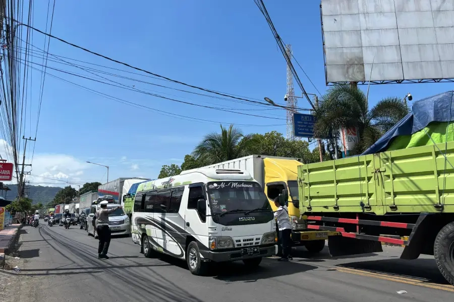 Antrean Ketapang Lumpuhkan Logistik, Sopir Merugi