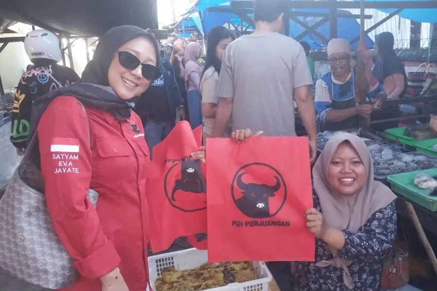 Bagi Tas Gratis, PDIP Dorong Revisi Perda Sampah