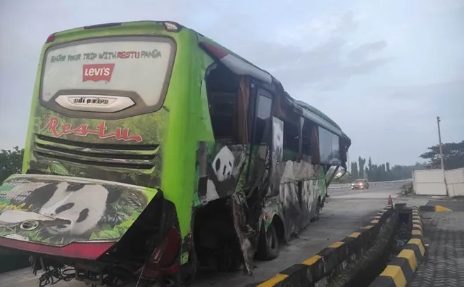 Bus Restu Terbalik, Satu Tewas Puluhan Terluka