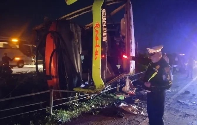 Bus Terguling di Tol Jomo, 1 Tewas