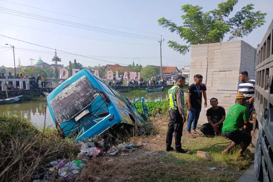 Elf Terjun ke Sungai, Kelalaian Sopir Disorot