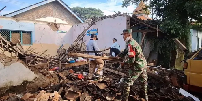 Gudang Sekolah Roboh, Dugaan Kelalaian Perawatan Muncul Gudang Sekolah Roboh, Dugaan Kelalaian Perawatan Muncul