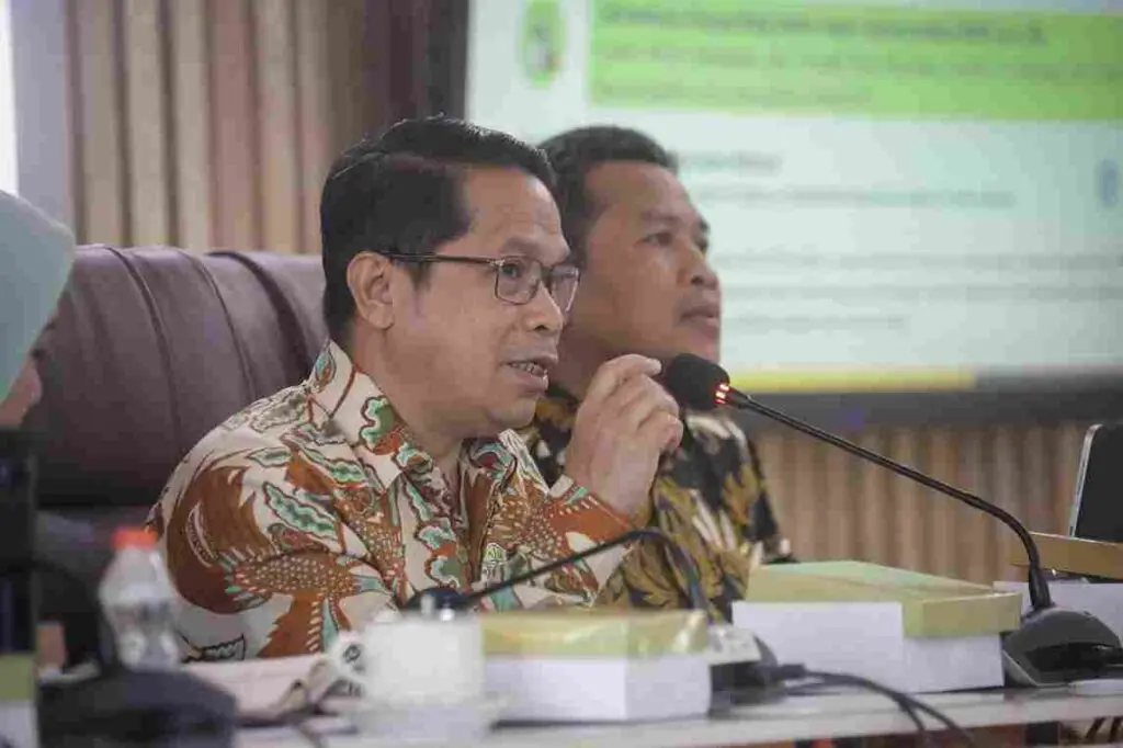 Harga Minyak Tembus US$100, Strategi Impor Dipertanyakan