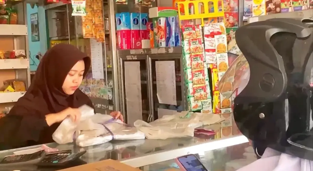 Harga Plastik Melonjak, UMKM Ponorogo Tertekan