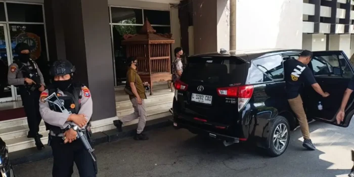 KPK Geledah Rumah Bupati, Sita Uang Puluhan Juta