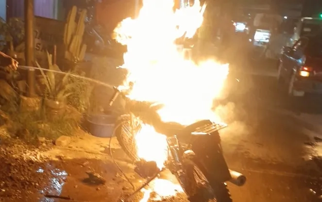 Motor Terbakar di Jalan, Dugaan Tangki Bocor