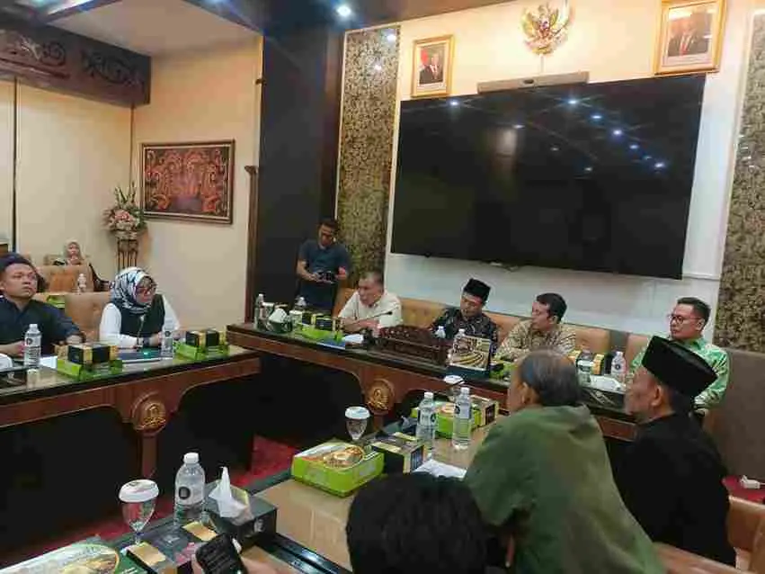 Peluru Nyasar Gresik, Dugaan Tekanan Disorot DPRD