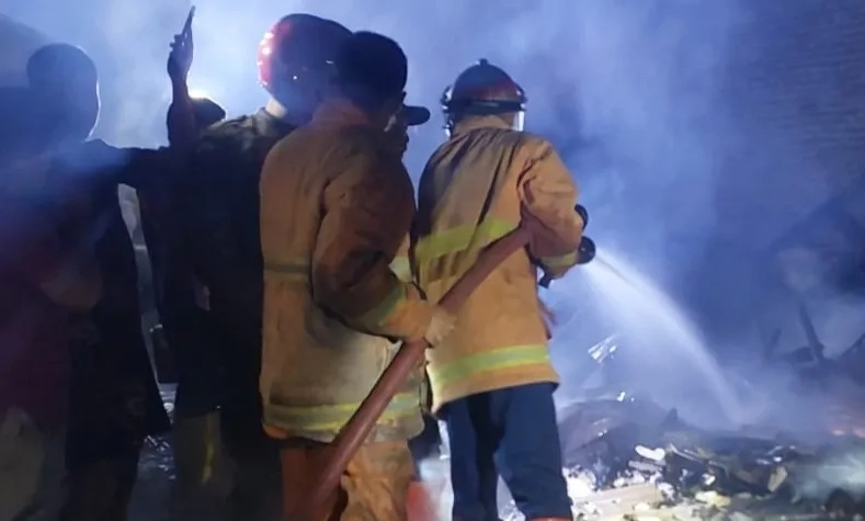 Rumah Bambu Terbakar, Satu Tewas Mojokerto