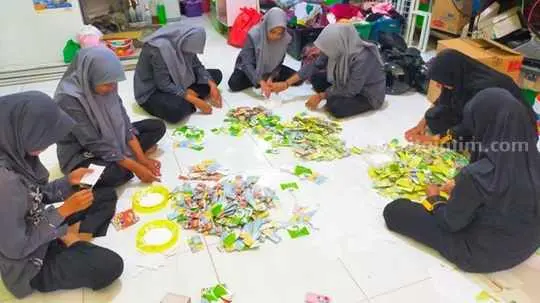 Sampah Amplop Lebaran Jadi Sorotan Lingkungan