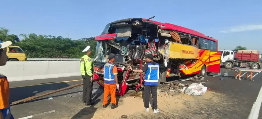 Tabrakan Bus-Truk Tol Pasuruan, Dugaan Kelalaian Sopir