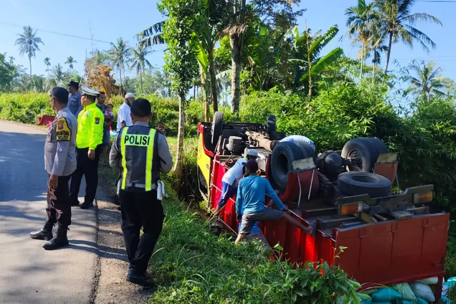 Truk Masuk Parit, Sopir Diduga Lalai