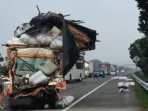 Truk Tabrak di Tol Jomo, Dua Tewas Truk Tabrak di Tol Jomo, Dua Tewas