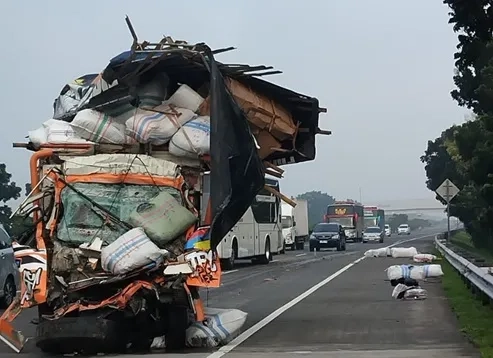 Truk Tabrak di Tol Jomo, Dua Tewas