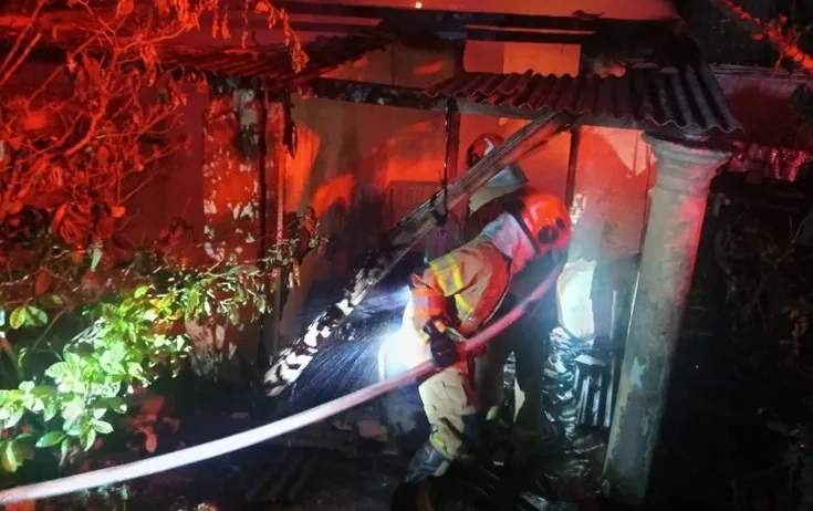 Anak Diduga Bakar Rumah Orangtua