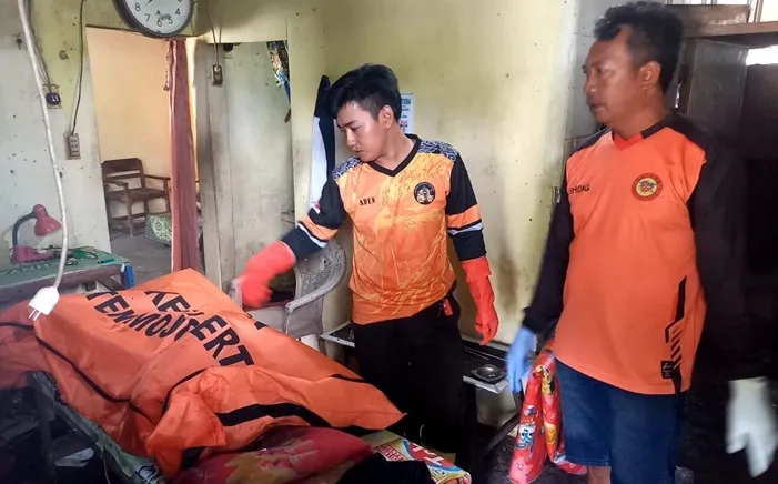 Anak Temukan Ayah Tewas Membusuk di Rumah