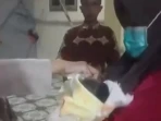 Bayi Baru Lahir Dibuang di Teras Warga