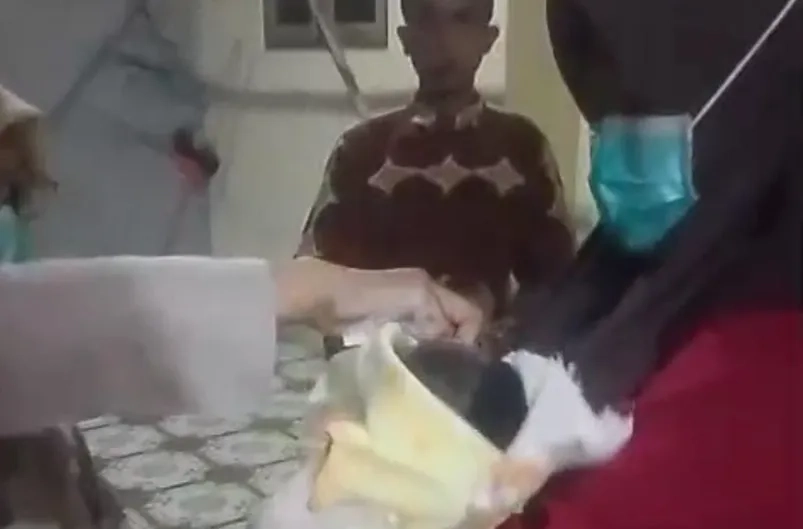 Bayi Baru Lahir Dibuang di Teras Warga