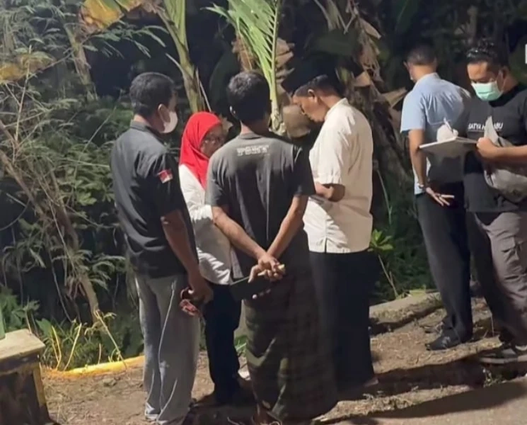 Bayi Membusuk Dibuang ke Selokan