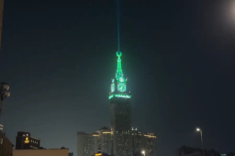 Cahaya Hijau Menara Makkah Tandai Puncak Haji