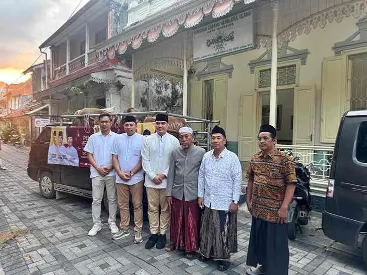 Gerindra Surabaya Serahkan Sapi Kurban ke PCNU