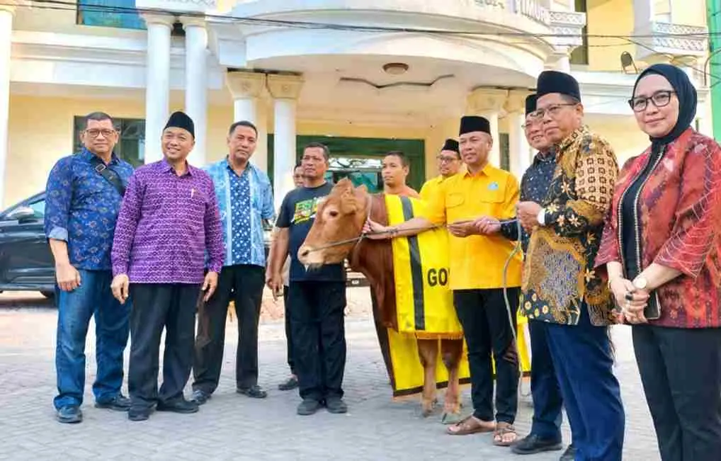 Golkar Jatim Distribusi 20 Hewan Kurban