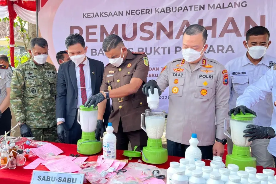 Kejari Malang Musnahkan Sabu dan Rokok Ilegal