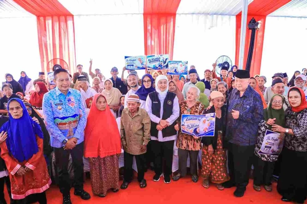 Khofifah Salurkan Miliaran Rupiah untuk Lansia Jatim