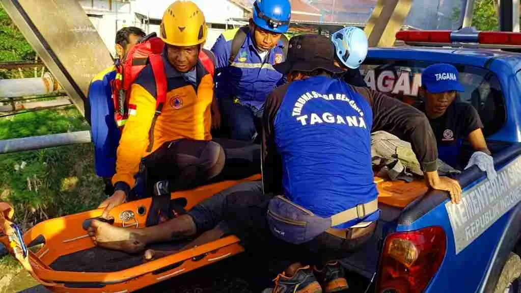 Pemulung Terjatuh dari Jembatan, Patah Paha