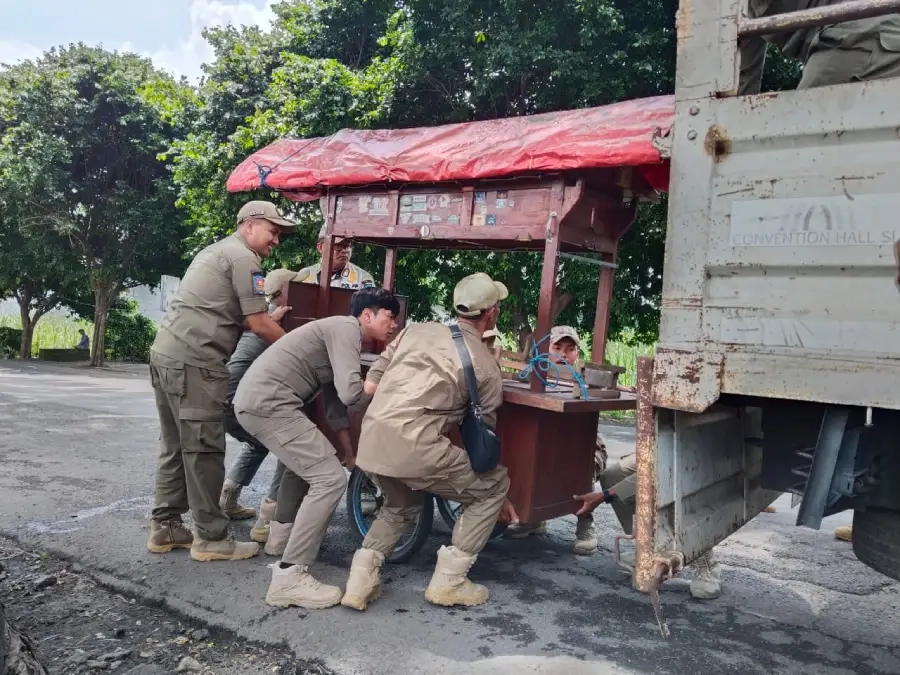Penertiban PKL SLG Disorot, Tiga Gerobak Diamankan
