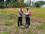 Polisi Kawal Ketahanan Pangan, Petani Terima Bantuan Pupuk Polisi Kawal Ketahanan Pangan, Petani Terima Bantuan Pupuk
