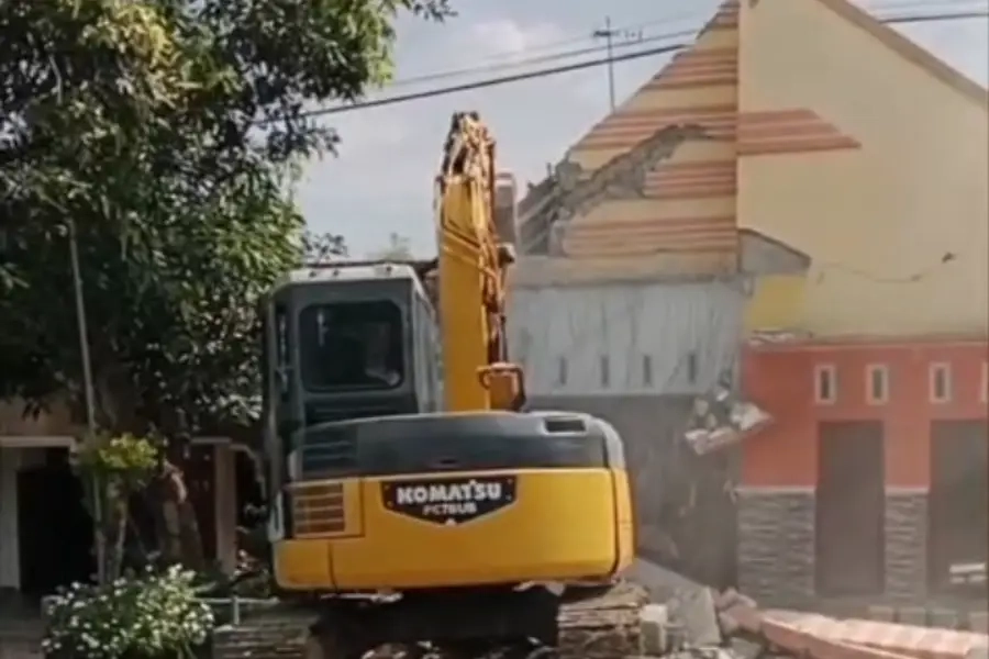 Sengketa Gono-gini, Rumah Permanen Dirobohkan