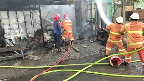 Tambal Ban dan Penjual Bensin Terbakar