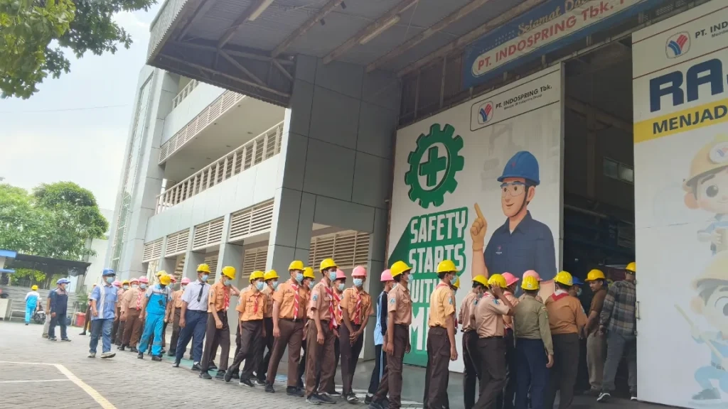 100 Siswa Gresik Kenali Dunia Industri