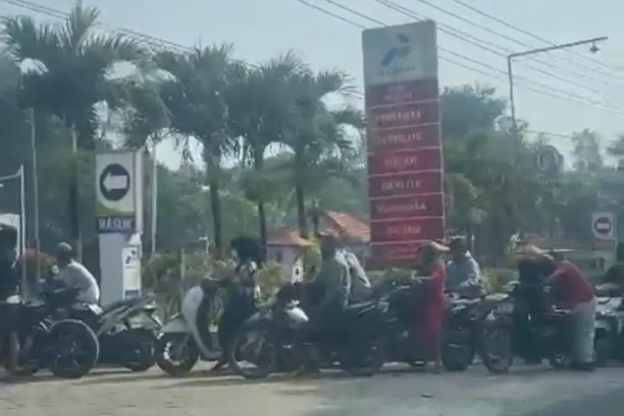 Antrean BBM Bangkalan Dipicu Distribusi Tersendat