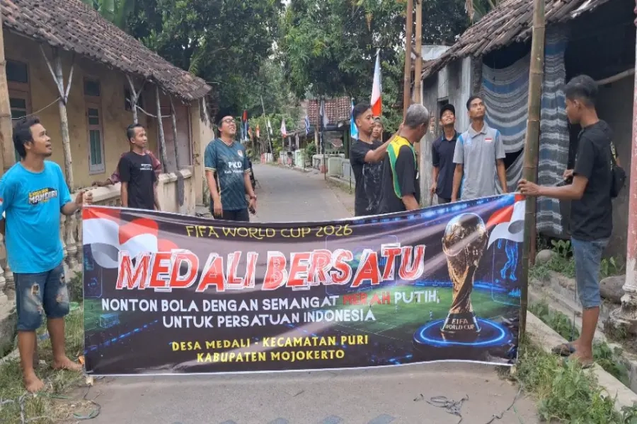 Desa Medali Semarakkan Piala Dunia dengan Puluhan Bendera