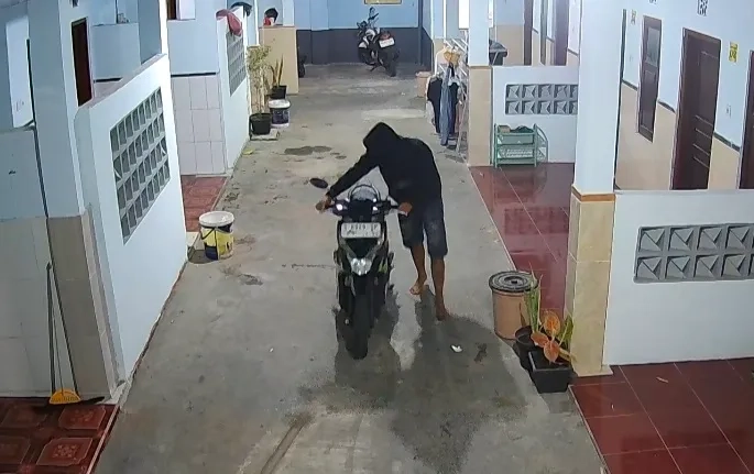 Dua Motor Raib, CCTV Rekam Aksi Senyap Maling