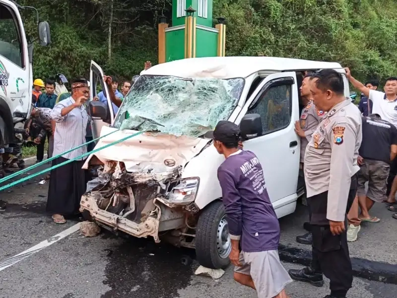 Grand Max Diduga Masuk Jalur Lawan, Sopir Patah Tulang