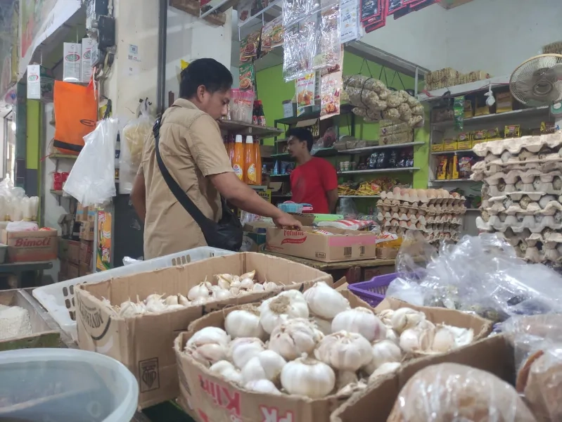 Harga Beras dan Bawang Putih Melonjak, Daya Beli Melemah