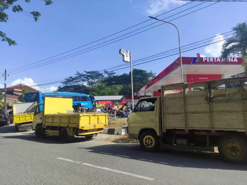 Harga Pertamax Naik, Antrean Pertalite Membludak