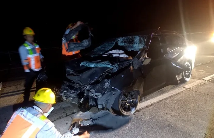 Honda City Hantam Truk di Tol Jombang, Satu Tewas