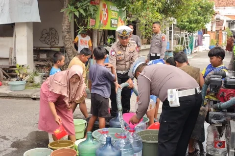 Krisis Air Bersih, Polisi Salurkan Bantuan untuk Warga Gresik