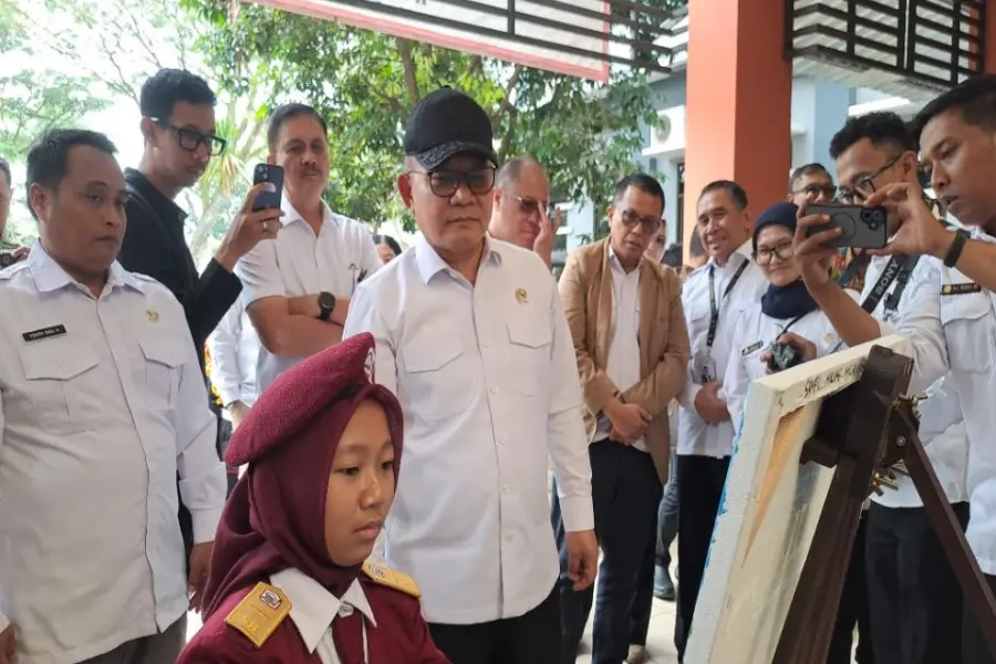 KSP Beli Lukisan Siswi Sekolah Rakyat