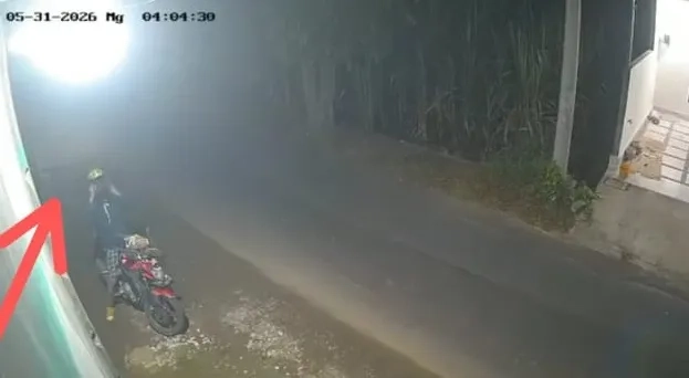 Maling Terekam CCTV Bobol Rumah Warga