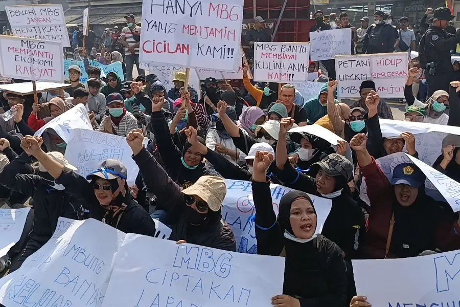 Massa Lumajang Desak MBG Dilanjutkan