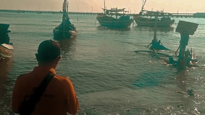 Perahu Nelayan Jangkar Tenggelam Diterjang Gelombang