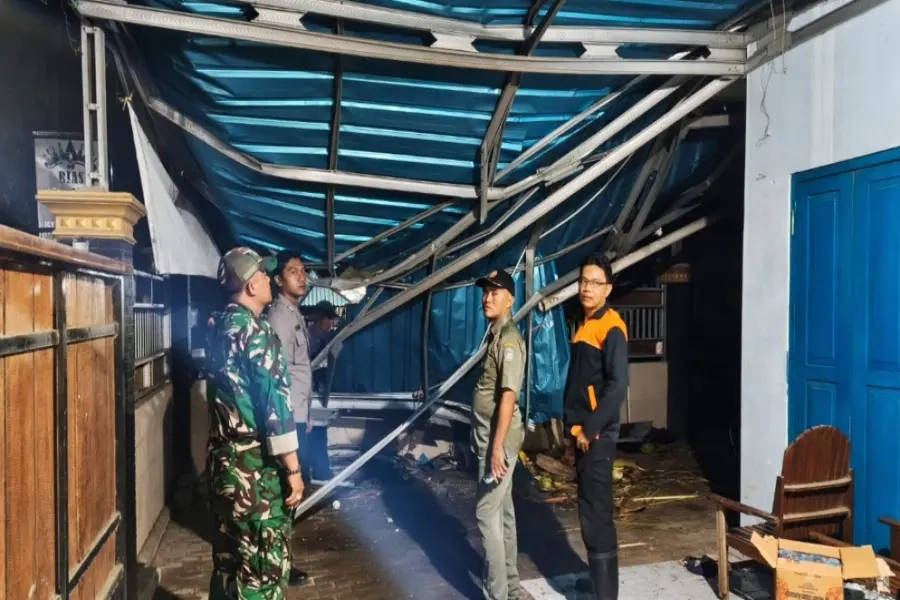 Pohon Tumbang Rusak Rumah Kader Posyandu