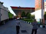 Polisi Patroli Khusus Awasi Antrean Solar di SPBU Surabaya